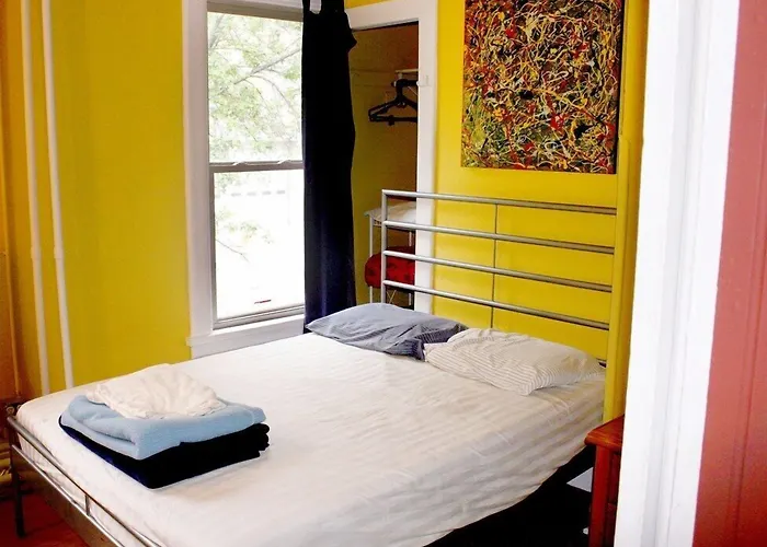 Hi - Madison Hostel